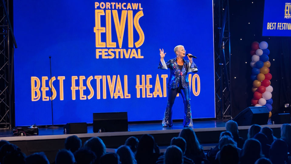 På scenen til verdens største Elvis Festival